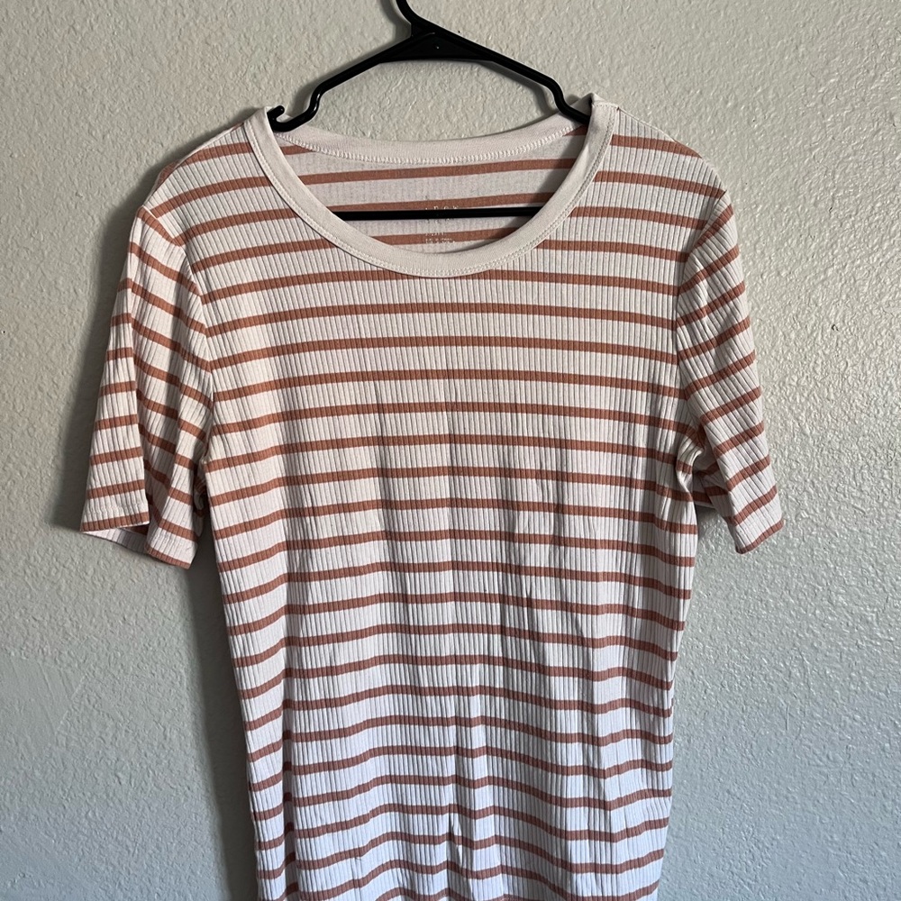 Simple Tee - Picture 2 of 3